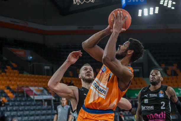 众为之折服 众为之折服